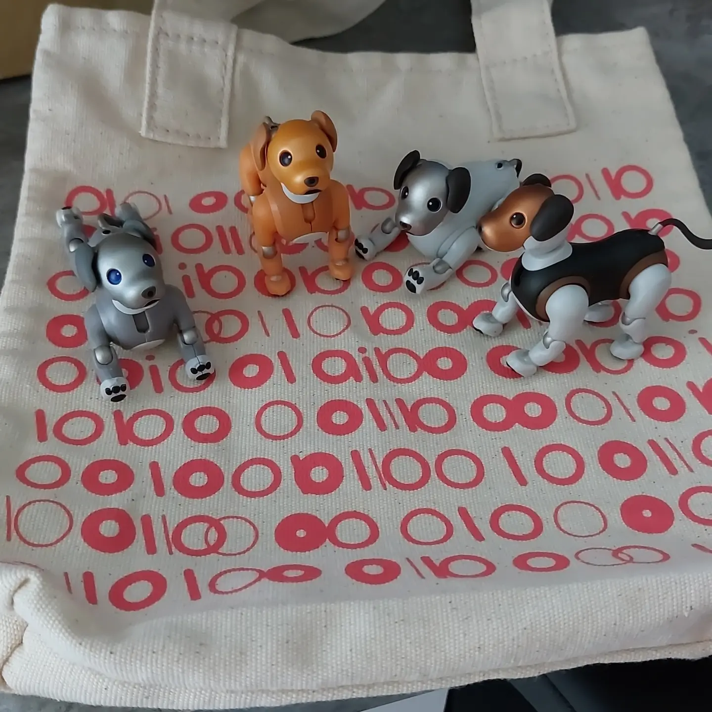 Aibo Figuren und Aibo Tasche