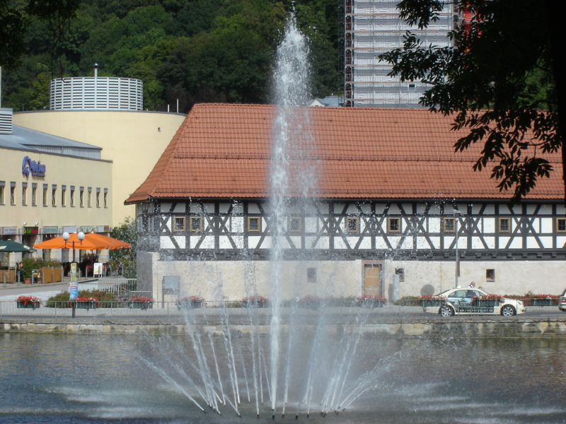 Teich mit Springbrunnen vorm Hotel