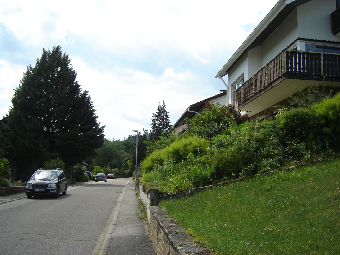 Stra�e und Gehweg